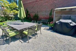 Outdoor dining - 4Bdrm 2 Bath Gem Prime Location, Cozy & Convenient (Newport)