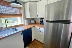 Fridge, microwave, oven, stovetop - 4Bdrm 2 Bath Gem Prime Location, Cozy & Convenient (Newport)