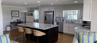 Biggie's Bungalow - Waterfront House with Dock