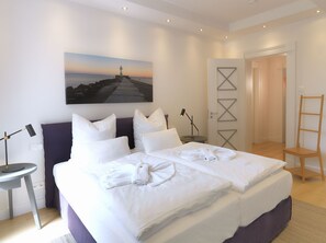 3 bedrooms, in-room safe, iron/ironing board, free WiFi