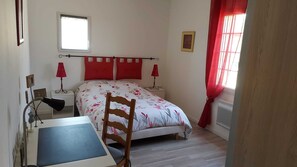 1 chambre, bureau, fer et planche à repasser, lit parapluie