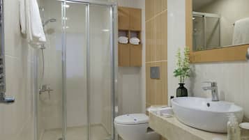 Douche, articles de toilette gratuits, sèche-cheveux, peignoirs