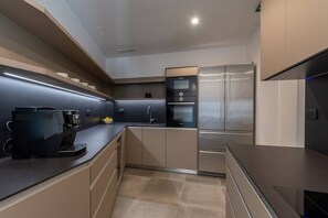 Jääkaappi, uuni, liesi, astianpesukone