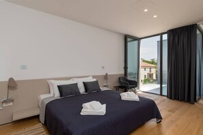 6 bedrooms, desk, iron/ironing board, WiFi