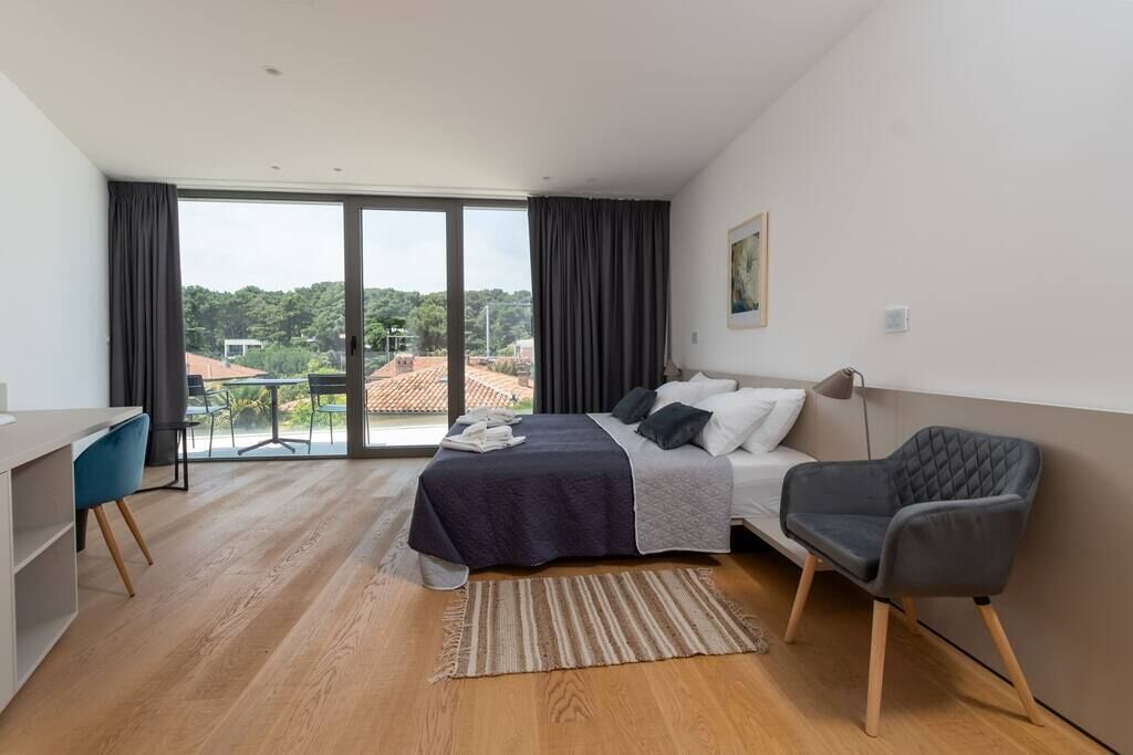 6 bedrooms, desk, iron/ironing board, WiFi