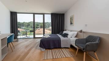 6 bedrooms, desk, iron/ironing board, WiFi