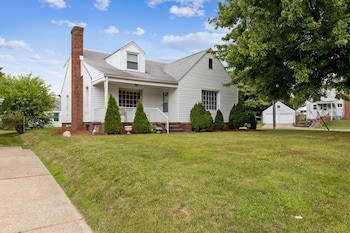 Beautiful 4 Br Home In Lovely Neighborhood - Walk To Pro Footbal