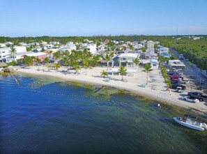 Playa en los alrededores y camastros 