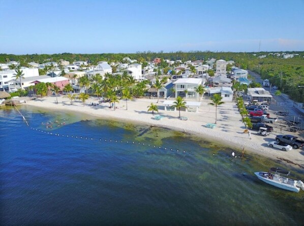 Beach nearby, sun-loungers - Waterfront paradise with private community beach within walking distance. (Key Largo)