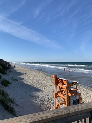 Playa en los alrededores y camastros 