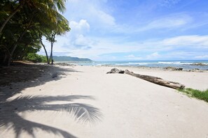 On the beach, sun-loungers, beach towels - CASA SALINA Beachfront Property  -Families Vacations- (Provincia de Puntarenas)