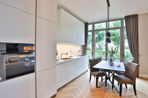 Fridge, microwave, oven, stovetop - Luxury apartment Ankerplatz directly on the promenade | beach chair & sauna | sea view (Binz)