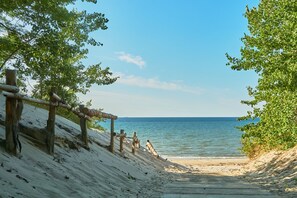 Sur la plage, chaise longue