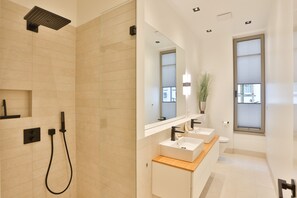 Shower, hair dryer, towels, soap - Luxury apartment Ankerplatz directly on the promenade | beach chair & sauna | sea view (Binz)
