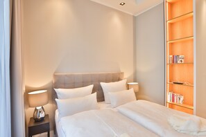 2 bedrooms, in-room safe, iron/ironing board, travel crib - Luxury apartment Ankerplatz directly on the promenade | beach chair & sauna | sea view (Binz)