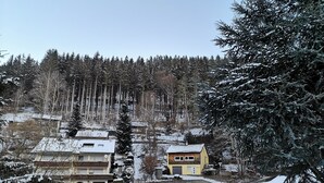 Un quartiere residenziale con case innevate e un parcheggio.
