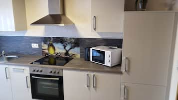 Køleskab, mikrobølgeovn, ovn, kogeplade