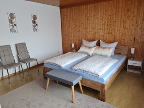 1 habitación, tabla de planchar con plancha, wifi gratis y ropa de cama 