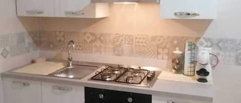 Coffee/tea maker, cookware/dishes/utensils