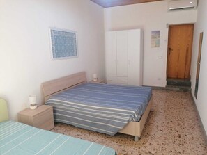 2 Schlafzimmer, Bügeleisen/Bügelbrett