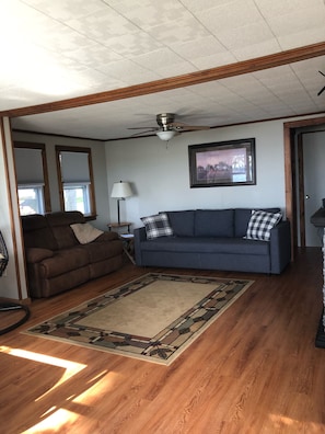 Smart TV, fireplace, stereo - Quiet property on lake Oneida (Brewerton)