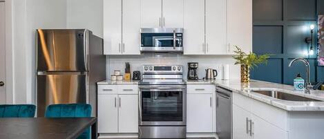 Kühlschrank, Mikrowelle, Ofen, Herdplatte