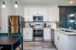 Fridge, microwave, oven, stovetop - Cozy Modern Home in Downtown Atlanta (Atlanta)