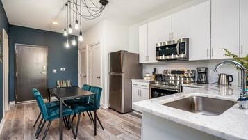 Refrigerador, microondas, horno y parrilla de estufa