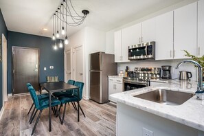 Fridge, microwave, oven, stovetop - Cozy Modern Home in Downtown Atlanta (Atlanta)