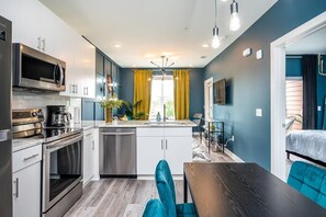Fridge, microwave, oven, stovetop - Cozy Modern Home in Downtown Atlanta (Atlanta)