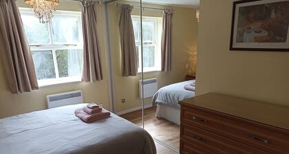 Quiet Location, Private Parking, One Mile to Station.