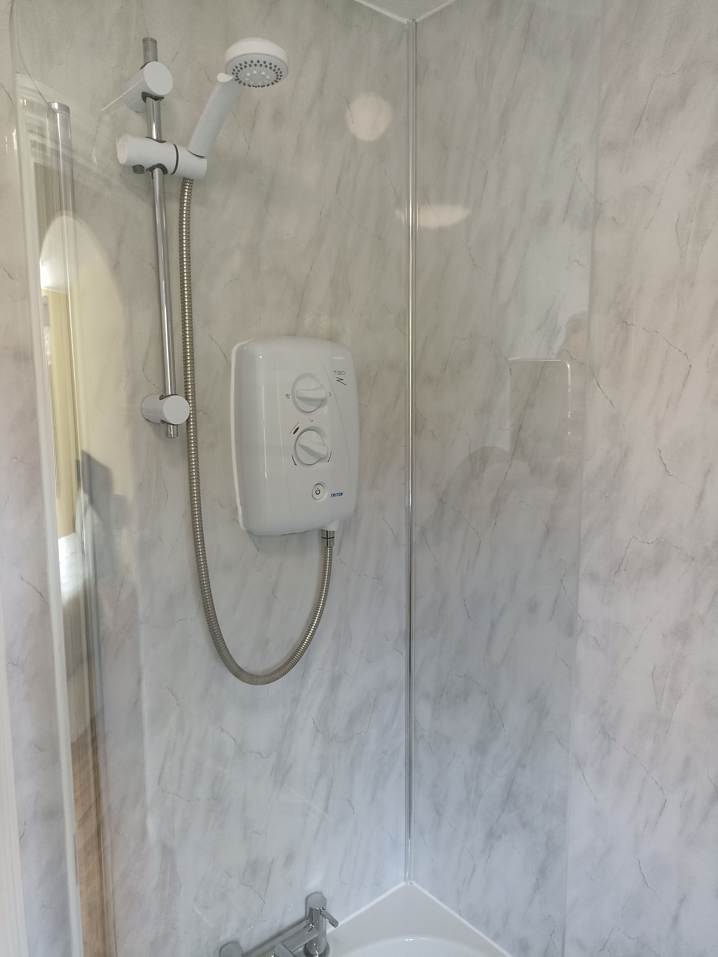 Combined shower/bathtub, hair dryer, towels, toilet paper