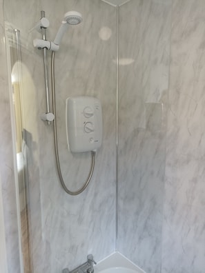 Combined shower/bathtub, hair dryer, towels, toilet paper - Quiet Location, Private Parking, One Mile to Station. (Wickford)