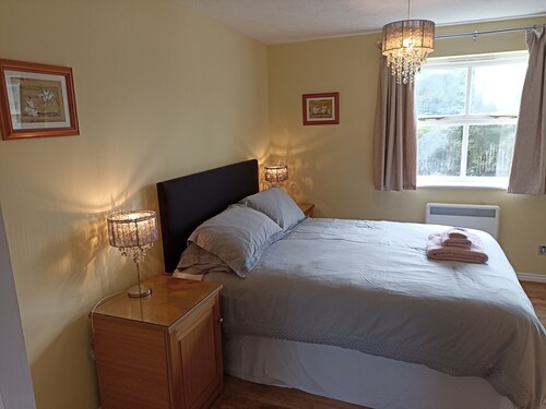 Quiet Location, Private Parking, One Mile to Station.