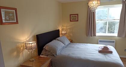 Quiet Location, Private Parking, One Mile to Station.