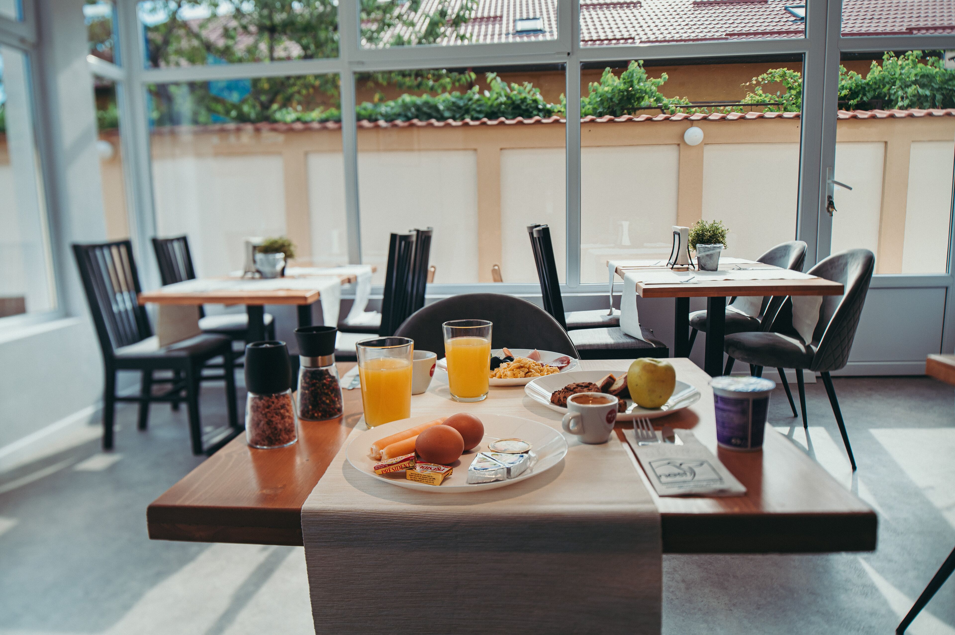 Free daily buffet breakfast