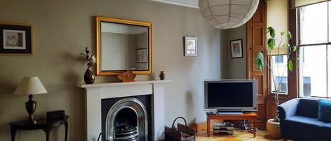 TV connectée, cheminée, lecteur de DVD