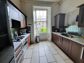 Een koelkast, een magnetron, een oven, een vaatwasser