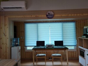 Televisión LED, piso con calefacción, monitor de computadora, impresora