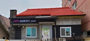 Fachada de la propiedad