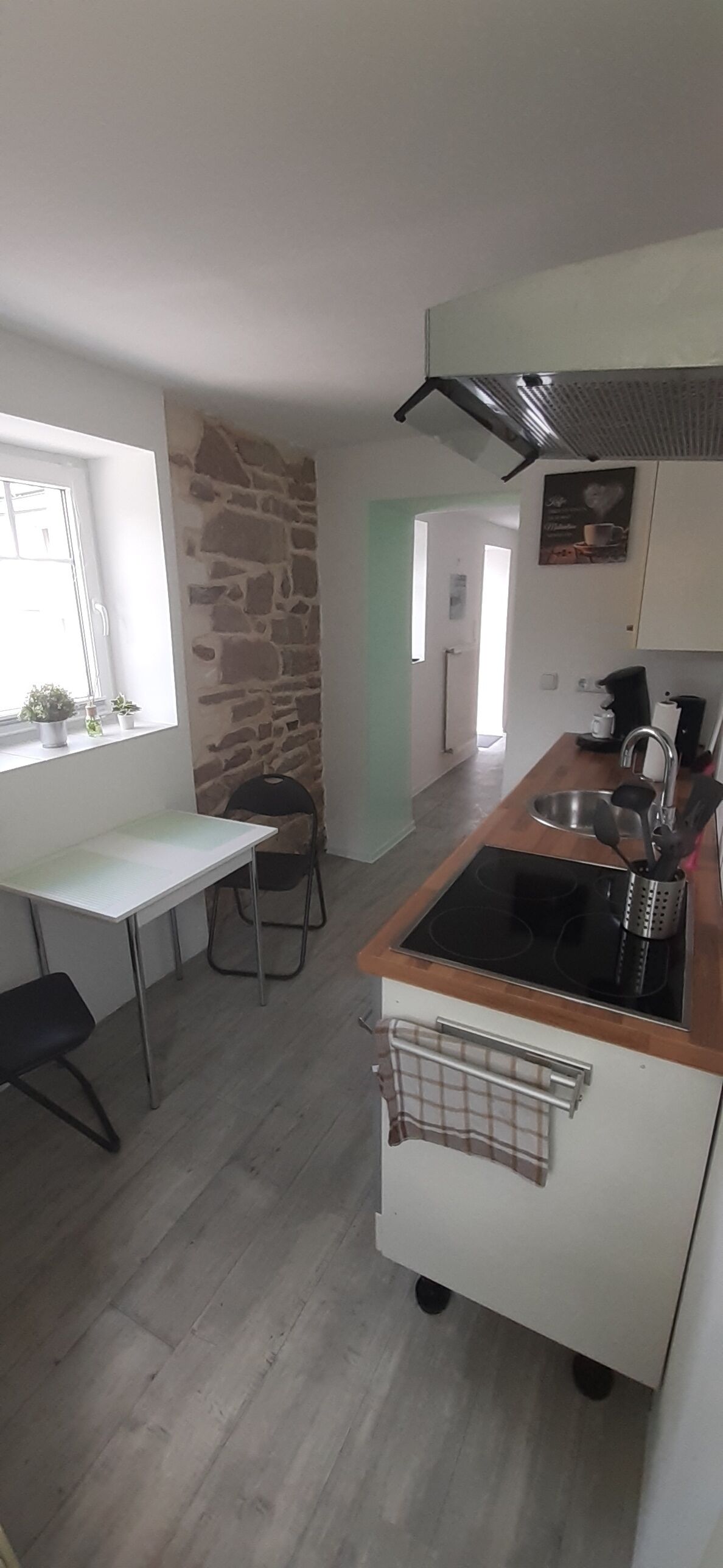 Réfrigérateur, four, plaque de cuisson, cafetière/bouilloire