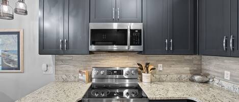 Refrigerador, microondas, horno y parrilla de estufa