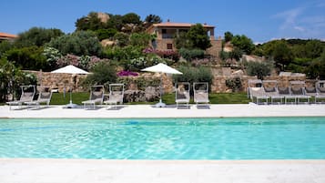 Una piscina al aire libre de temporada