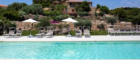 Una piscina al aire libre de temporada