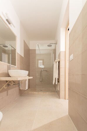 Douche, séchoir à cheveux, bidet, serviettes fournies