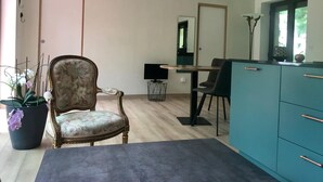 Una sala moderna con una mesa de comedor de madera, un sofá y un aparador azul aguamarina.