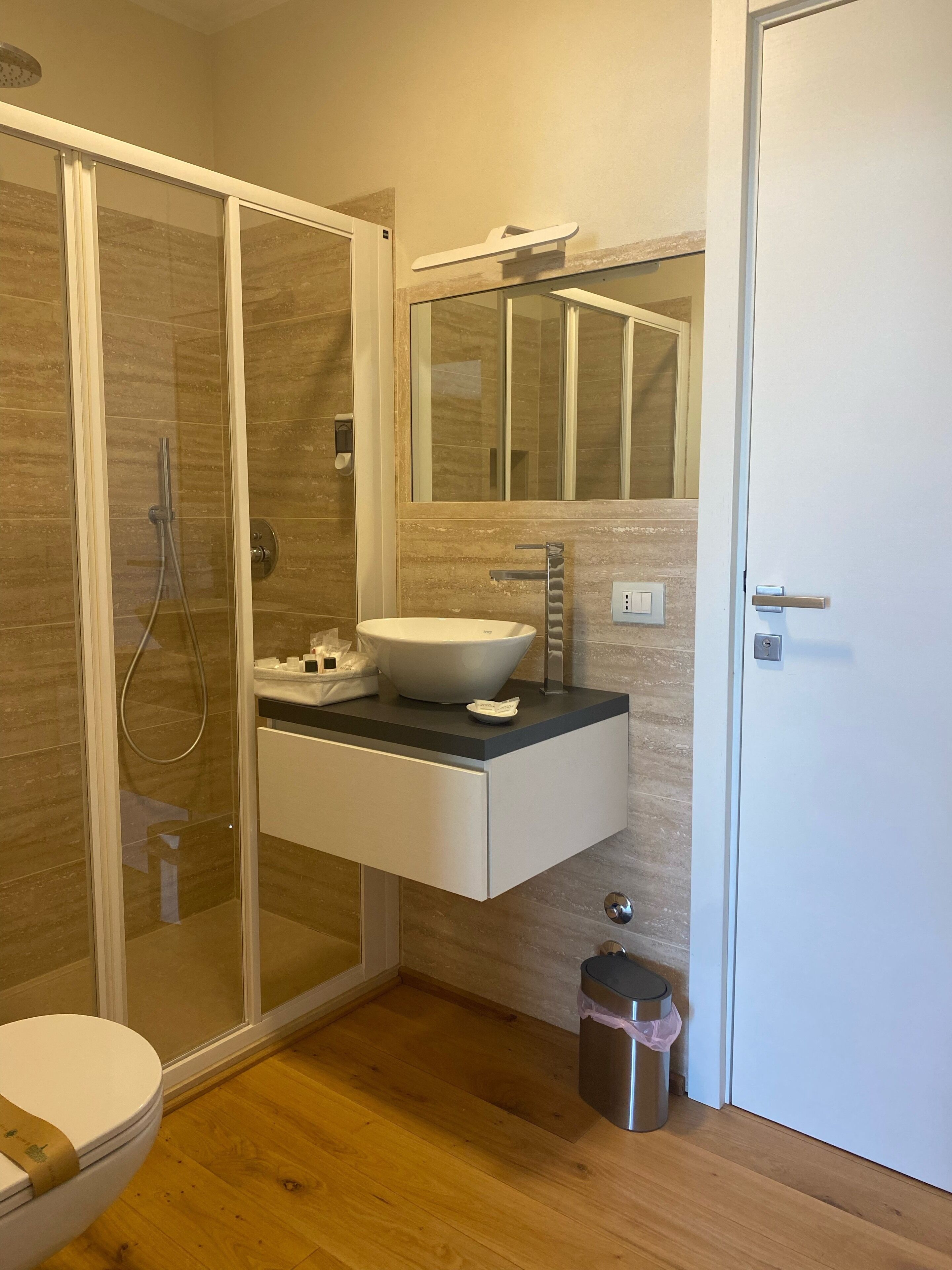 Een douche, een haardroger, handdoeken, shampoo