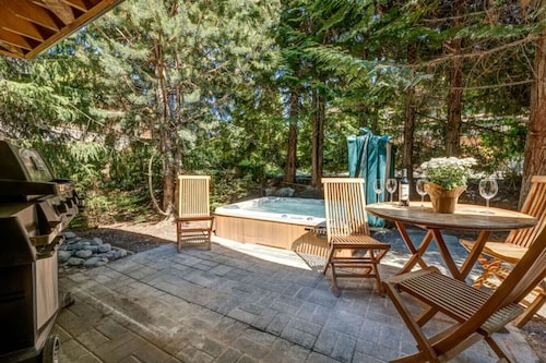 Reno`d 3 BD Village Townhome//Private Hot Tub