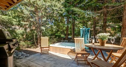 Reno`d 3 BD Village Townhome//Private Hot Tub