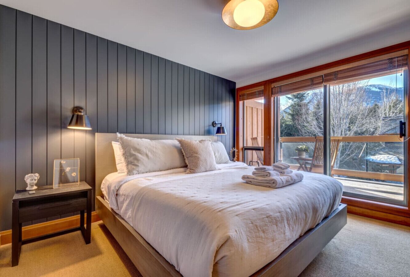 3 chambres, bureau, fer et planche à repasser, lit parapluie